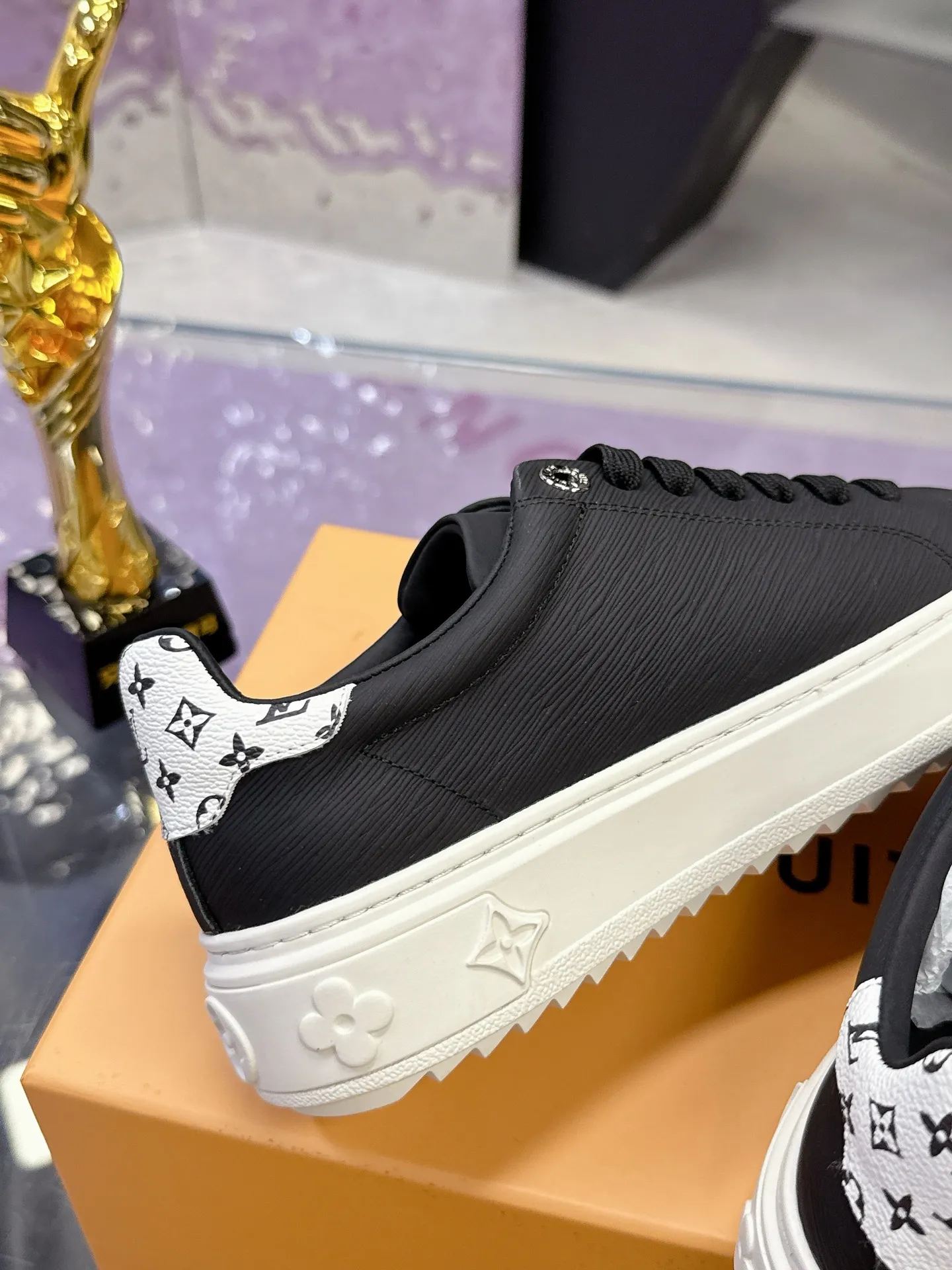 Factory price: 640💰 Louis Vuitton Louis Vuitton 25ss new style💗 Presbyopic chain sneakers, white shoes, many Internet celebrity fashion bloggers plant grass, simple shoe shape grid design, brand LOGO embossing, hardware buckle, presbyopic stitching, LV Circle rubber patch on the tongue with rich details 🌹 Original custom silk cowhide on the upper, water-dyed cowhide on the inside, one-piece molding process EVA feet 😄 Original open molded T men's shoes 💰U outsole LV white shoes series Size: 35-40